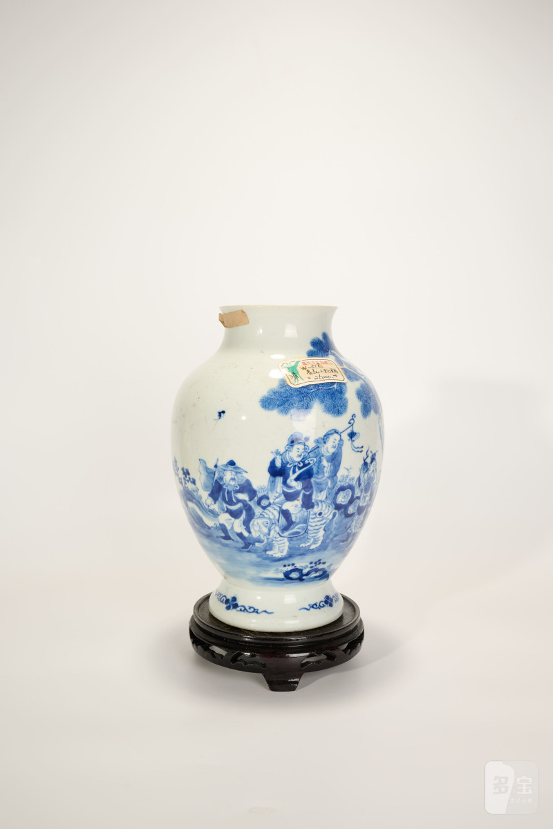 Lot832 清 青花蛮人献宝图瓶 - 图6